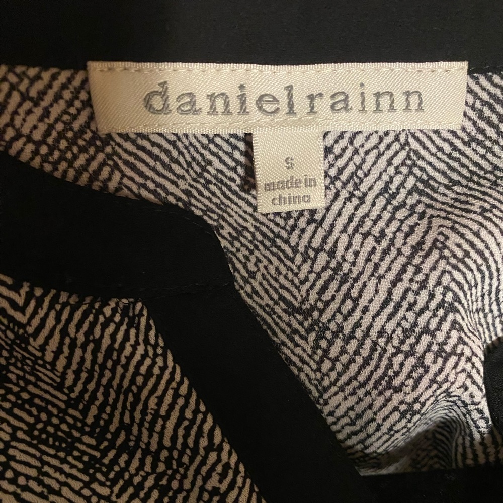 Daniel Rainn black and white sleeveless work blouse
